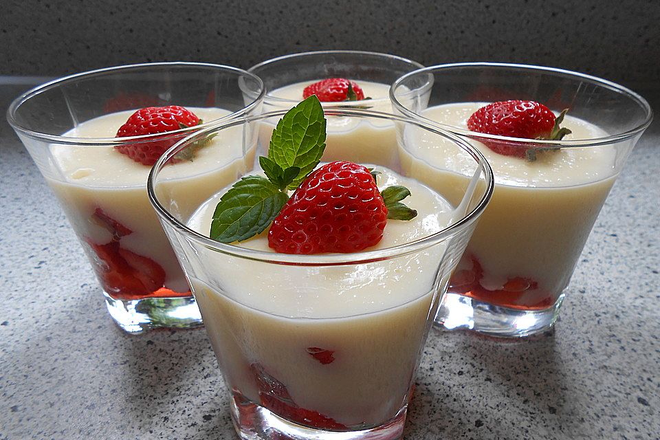 Vanillepudding auf Erdbeeren