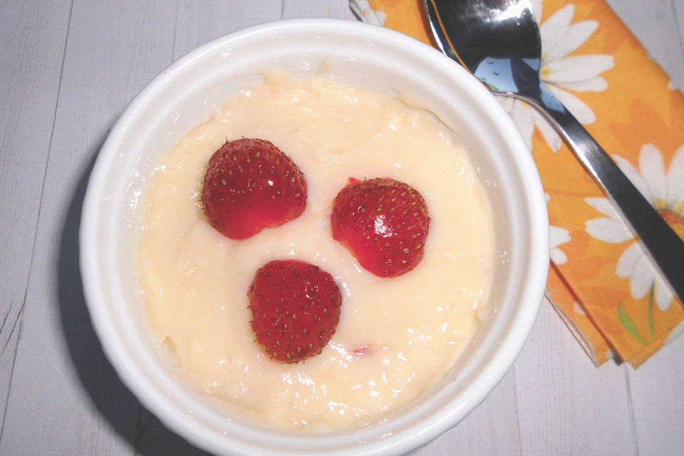 Vanillepudding auf Erdbeeren