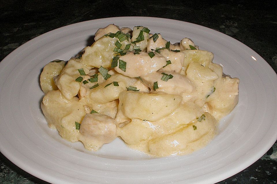 Kartoffelsalat mit Hähnchenbrust an Estragondressing