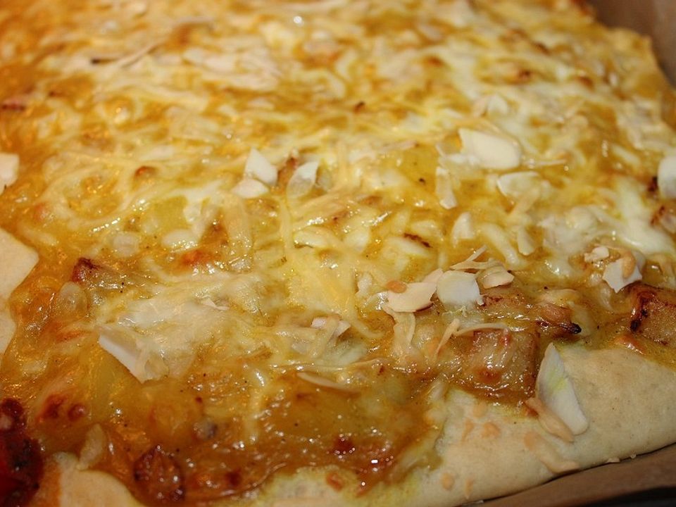 Pizza mit Curry - Ananassoße, Hähnchen und Mandeln von Aengel| Chefkoch