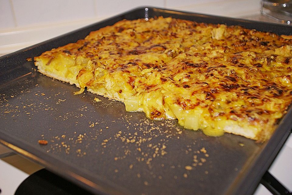 Pizza mit Curry - Ananassoße, Hähnchen und Mandeln