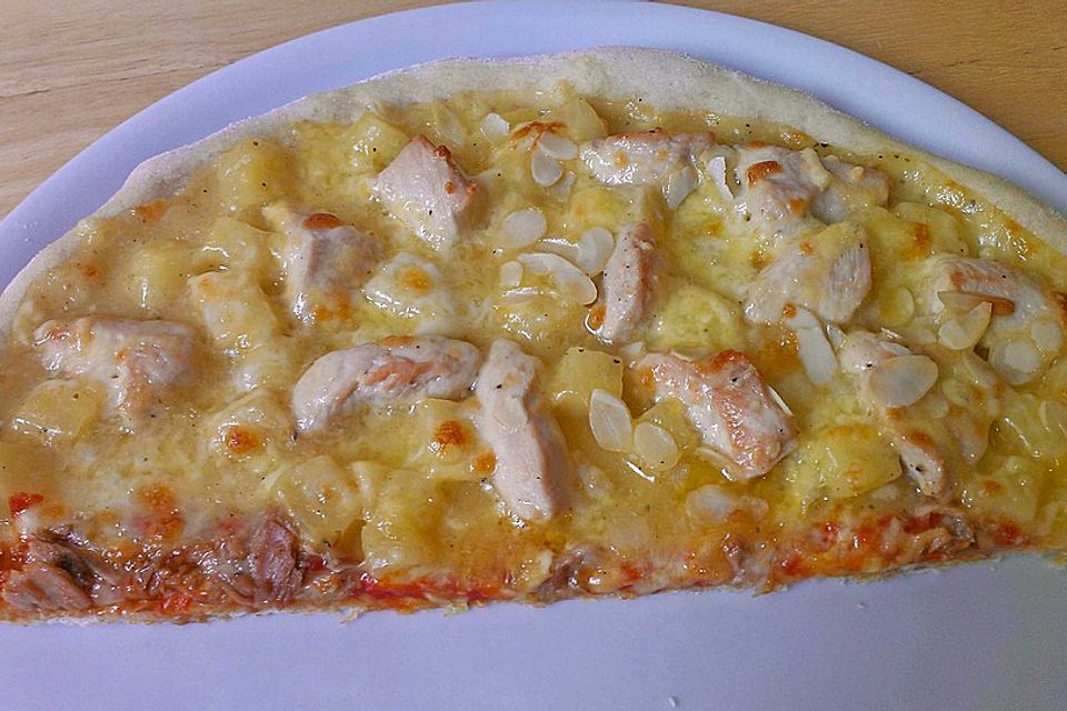 Pizza mit Curry - Ananassoße, Hähnchen und Mandeln