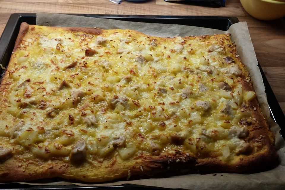 Pizza mit Curry - Ananassoße, Hähnchen und Mandeln