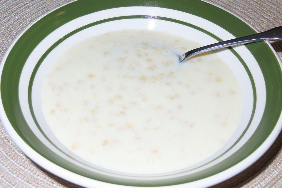 Milchsuppe mit Vanille und Nudeln