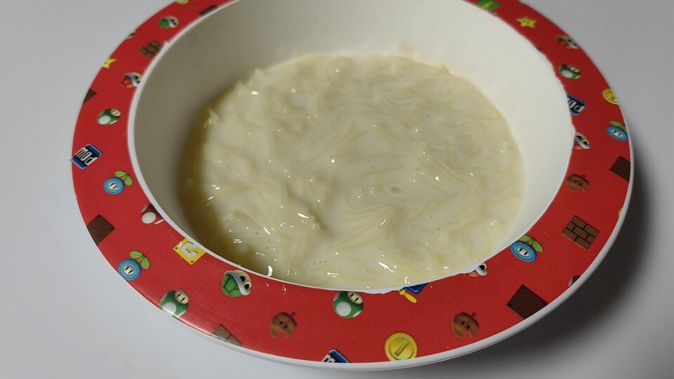 Milchsuppe mit Vanille und Nudeln Milchsuppe mit Vanille und Nudeln