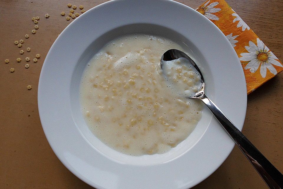 Milchsuppe mit Vanille und Nudeln