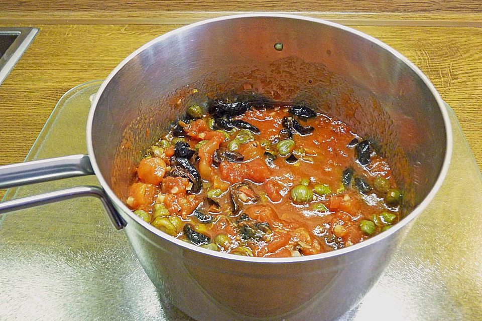 Bandnudeln mit Tomaten - Olivensauce auf mediterrane Art