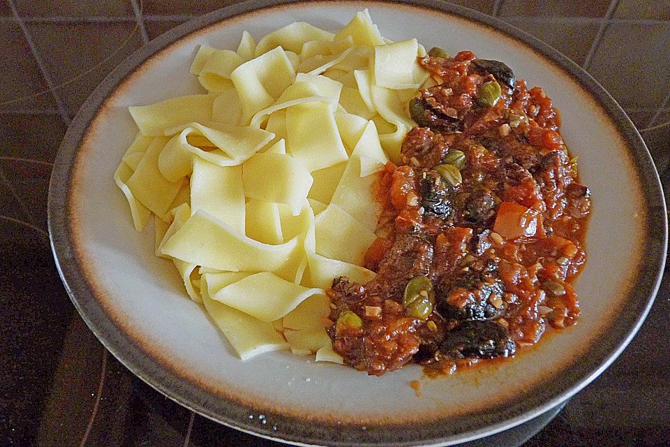 Bandnudeln mit Tomaten - Olivensauce auf mediterrane Art