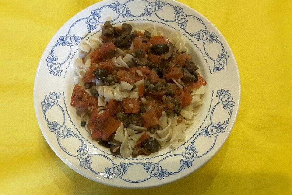 Bandnudeln mit Tomaten - Olivensauce auf mediterrane Art