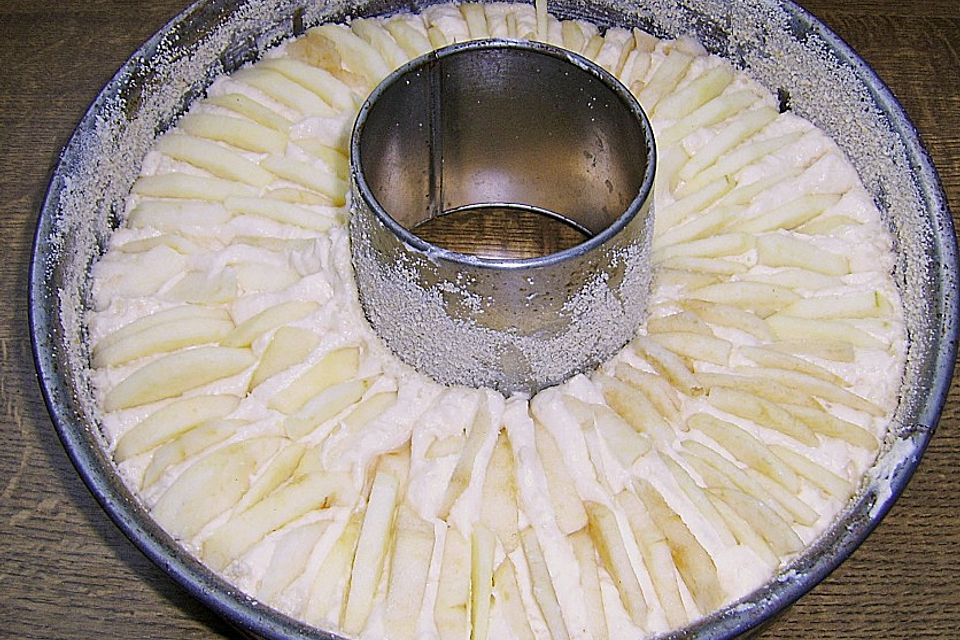 Apfelkuchen in der Ringform