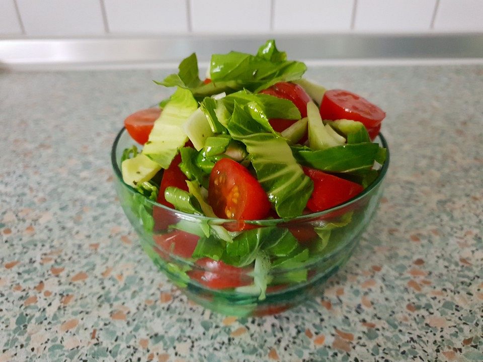 Pak Choi - Salat mit Tomaten, Frühlingszwiebeln und Peperoni von ...