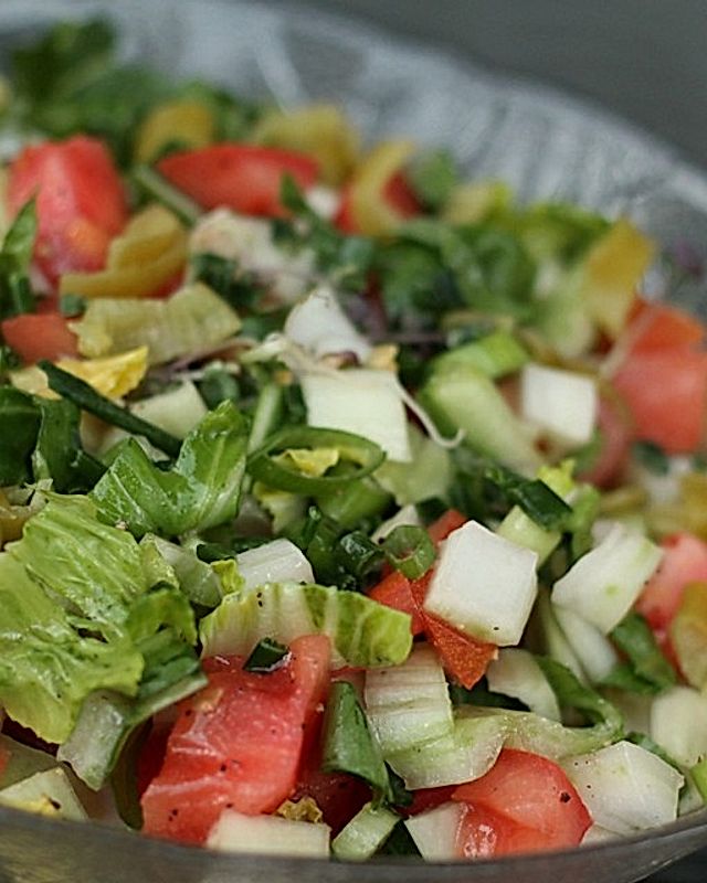Pak Choi - Salat mit Tomaten, Frühlingszwiebeln und Peperoni