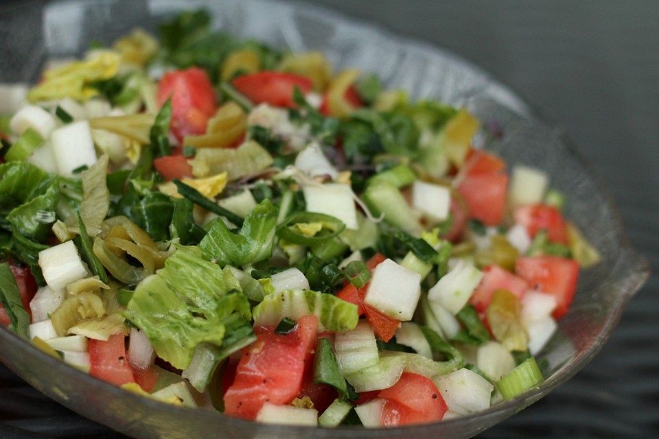 Pak Choi - Salat mit Tomaten, Frühlingszwiebeln und Peperoni