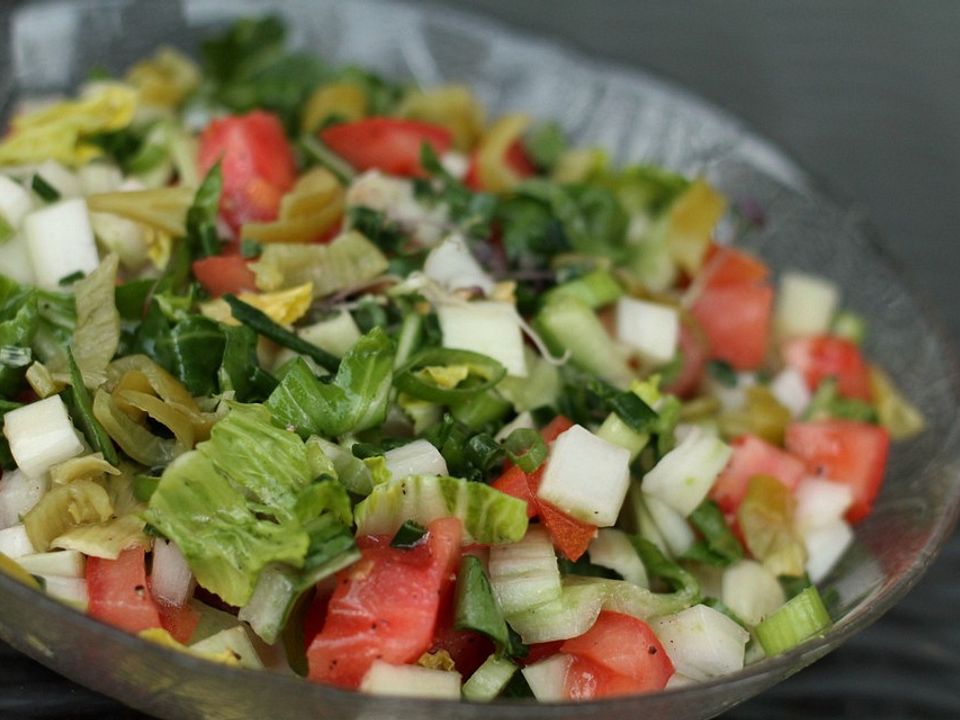 Pak Choi - Salat mit Tomaten, Frühlingszwiebeln und Peperoni von ...