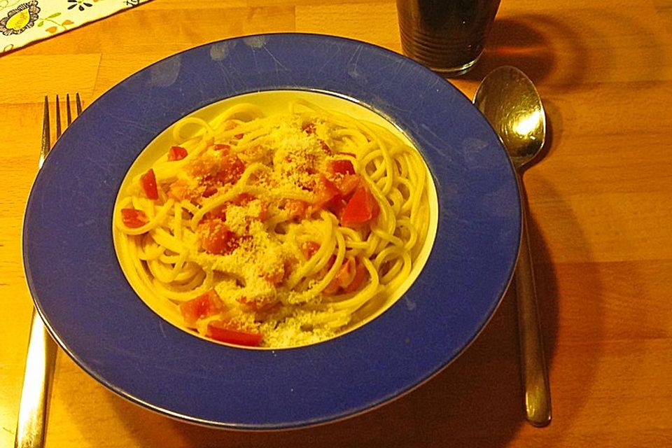 Spaghetti mit kalter Tomaten - Mozzarellasauce