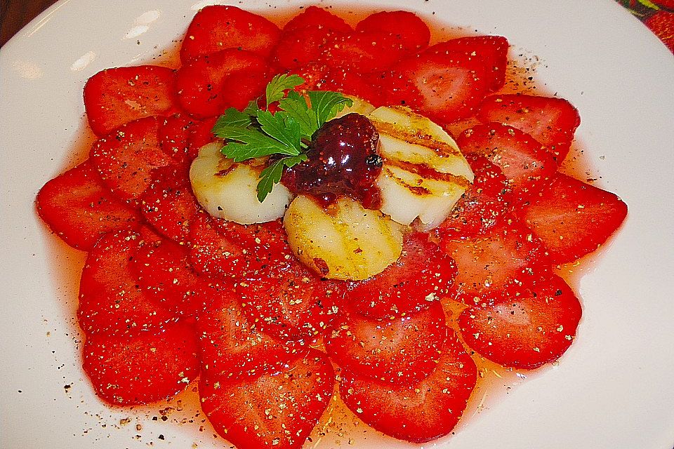 Erdbeercarpaccio mit Jakobsmuscheln und Erdbeerchutney