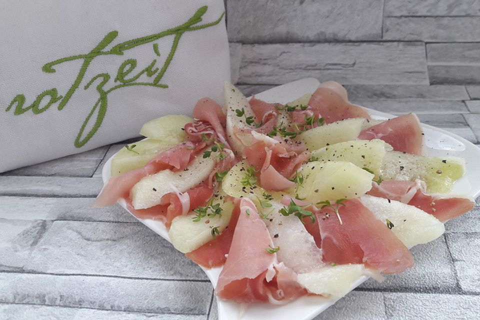 Sommerliches Carpaccio mit Rohschinken und Melone