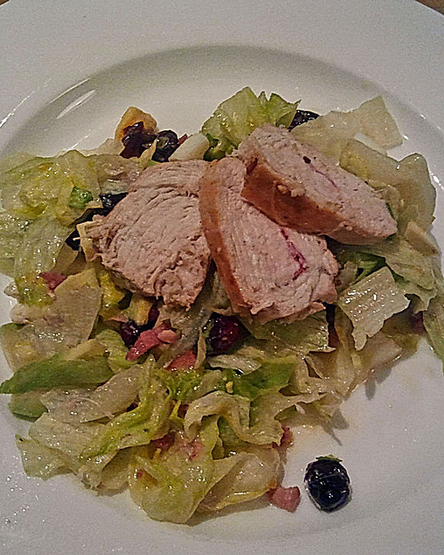 Crobb Salat mit Avocado, Speck, Cranberries und Hühnchenstreifen