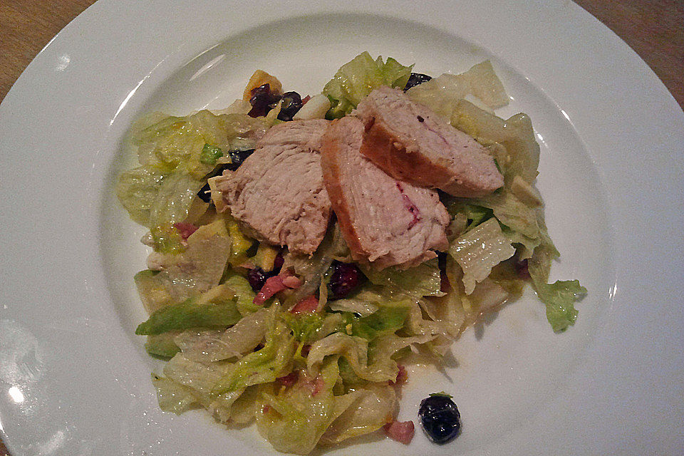 Crobb Salat mit Avocado, Speck, Cranberries und Hühnchenstreifen