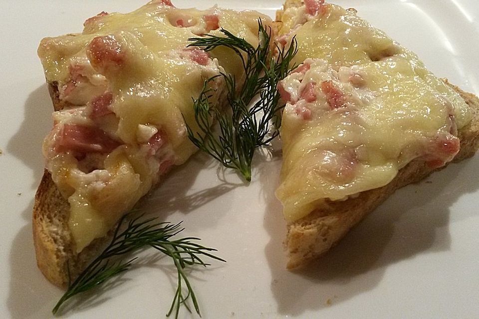 Überbackener Toast mit Fleischsalat