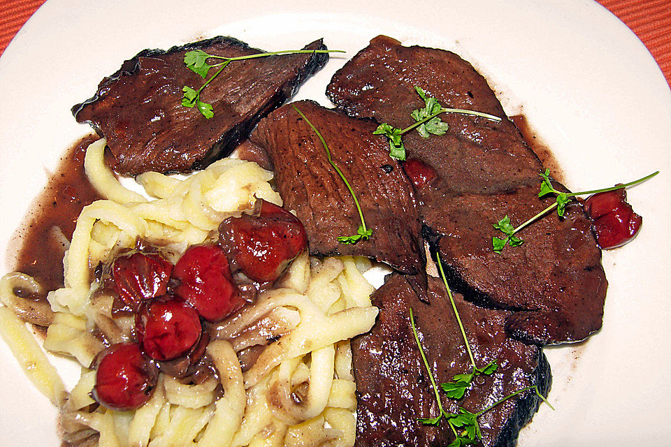 Hirschbraten in Rotwein - Kirschsauce