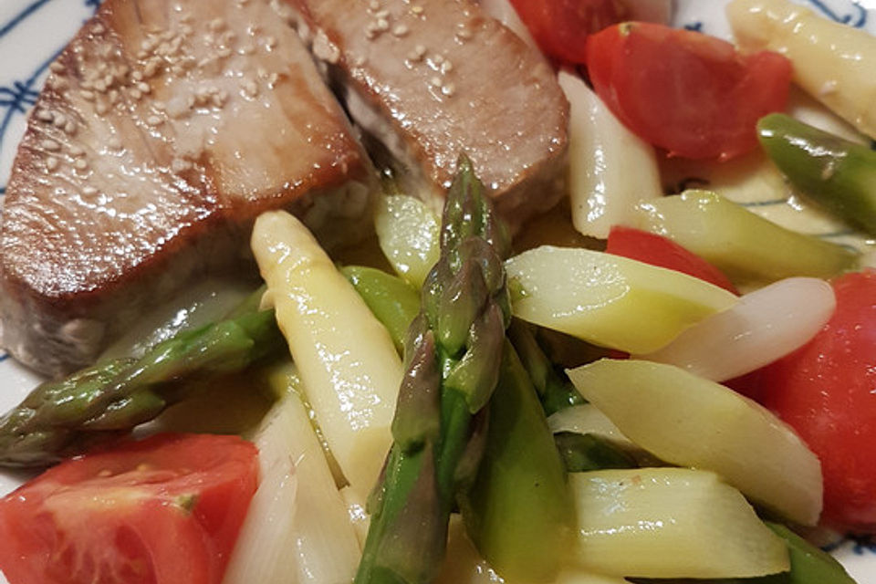 Gebratener Thunfisch auf warmem Spargelsalat