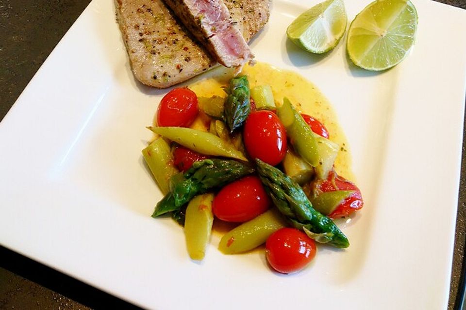 Gebratener Thunfisch auf warmem Spargelsalat