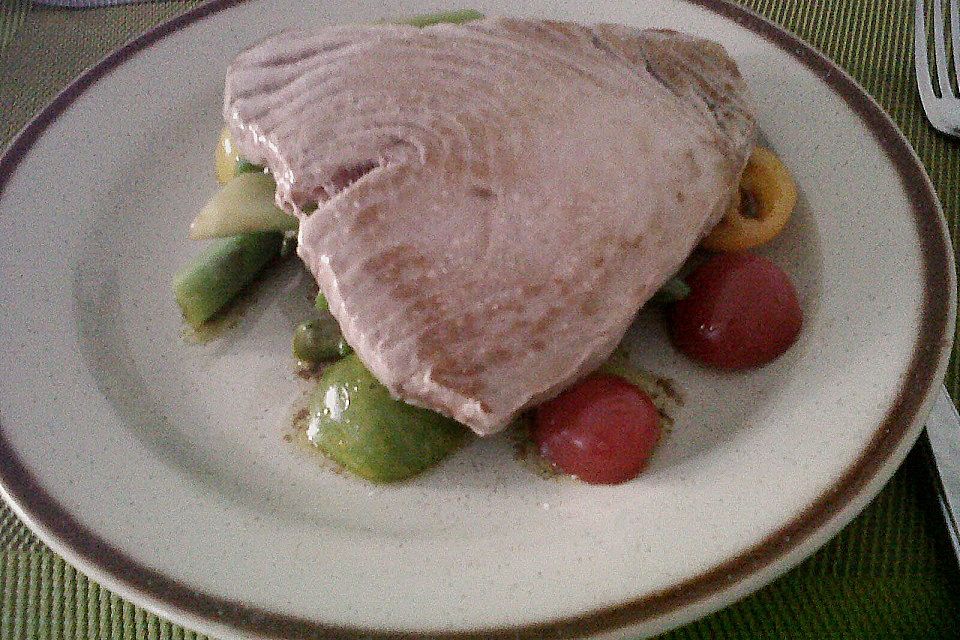 Gebratener Thunfisch auf warmem Spargelsalat