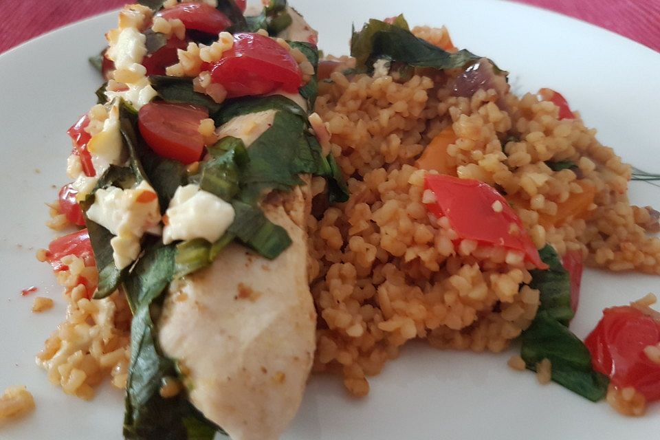 Hähnchenbrustfilet auf Couscous mit Tomaten, Bärlauch und Feta überbacken