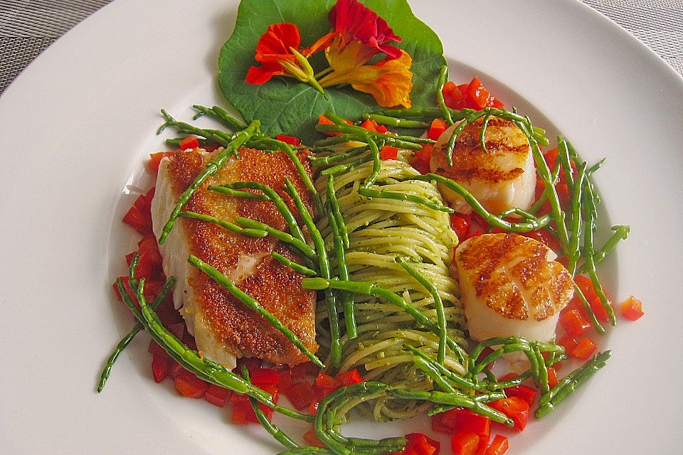 Rotbarschloin und Jakobsmuscheln mit Bärlauchspagetti, Paprika und Salicorne