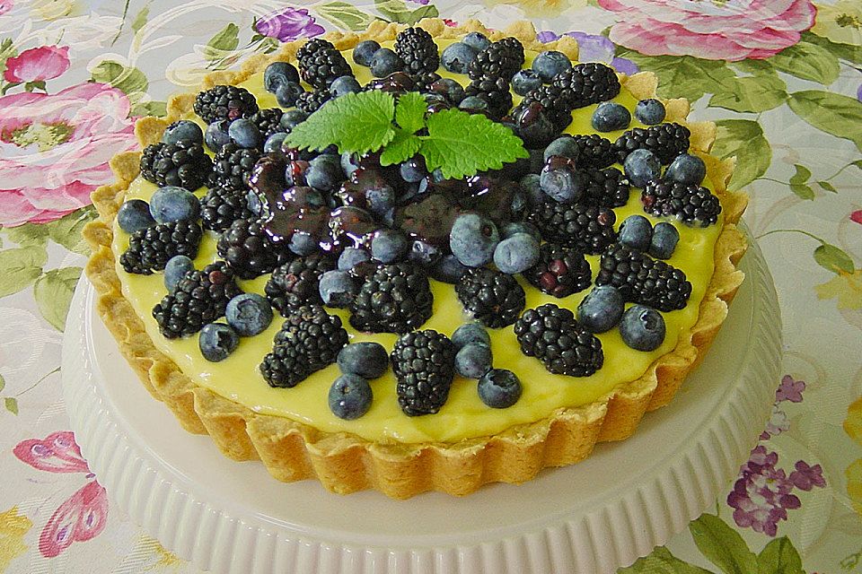 Limettentarte mit Heidelbeeren und Brombeeren