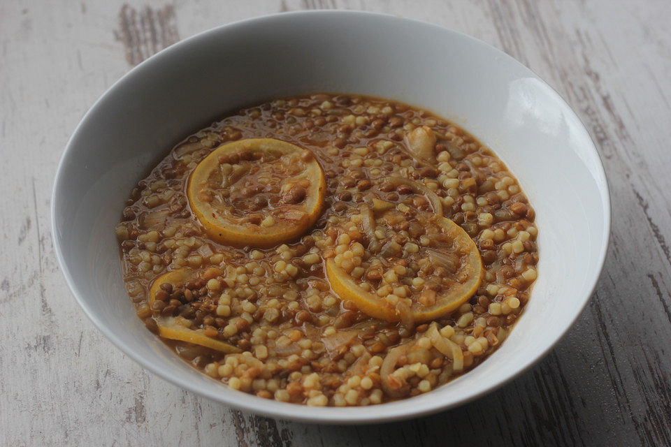 Armenische Linsensuppe mit Anis, Zwiebeln und Zitrone