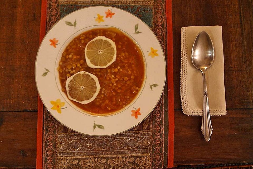 Armenische Linsensuppe mit Anis, Zwiebeln und Zitrone