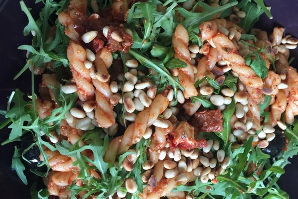 Italienischer Nudelsalat mit getrockneten Tomaten und Schafskäse