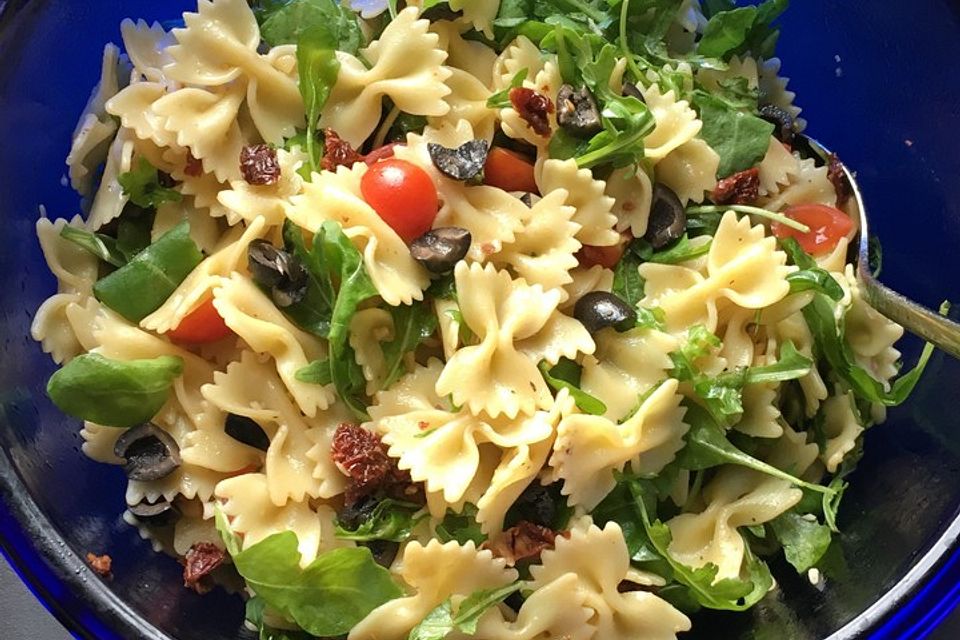 Italienischer Nudelsalat mit getrockneten Tomaten und Schafskäse