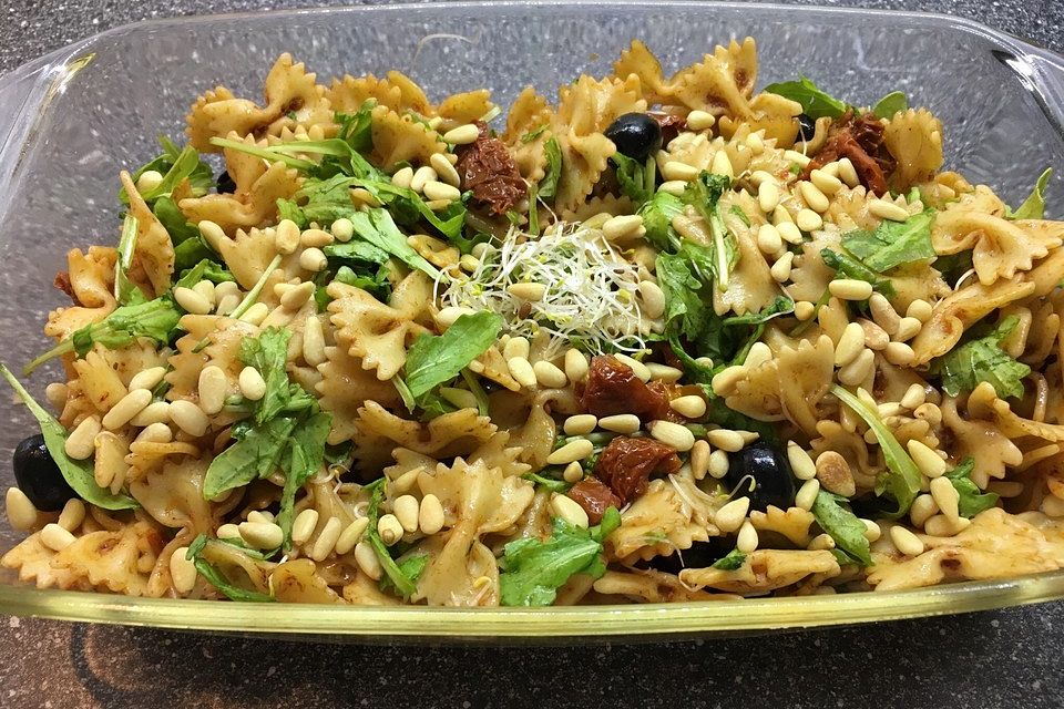 Italienischer Nudelsalat mit getrockneten Tomaten und Schafskäse