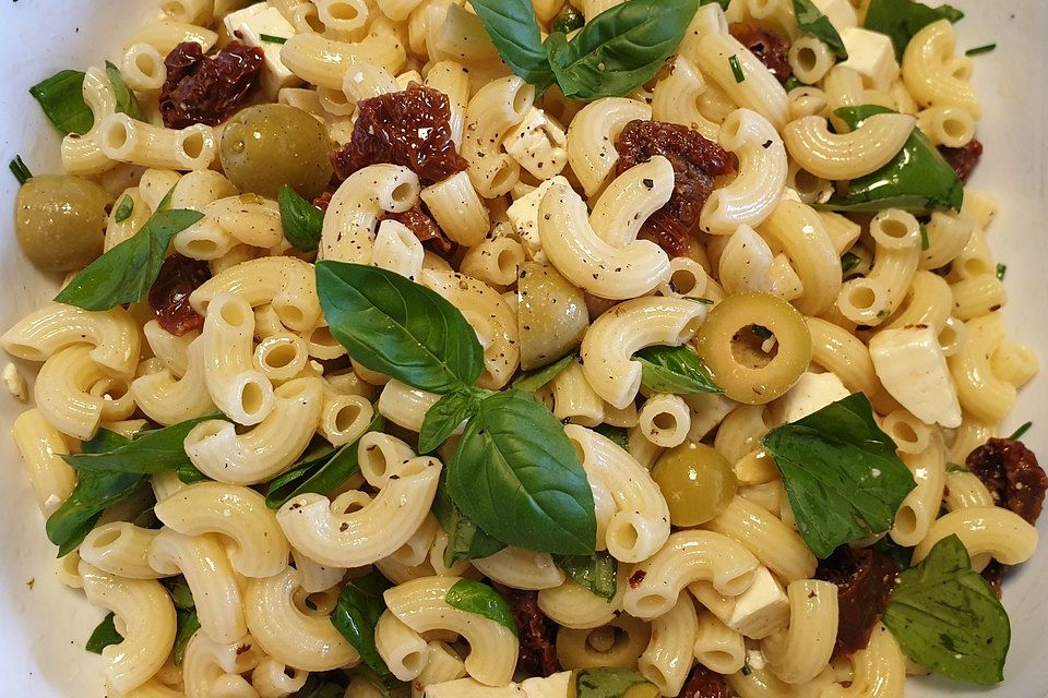 Italienischer Nudelsalat mit getrockneten Tomaten und Schafskäse