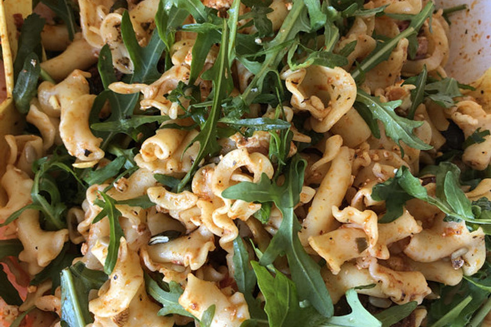 Italienischer Nudelsalat mit getrockneten Tomaten und Schafskäse