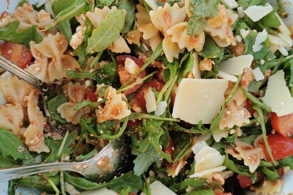 Italienischer Nudelsalat mit getrockneten Tomaten und Schafskäse