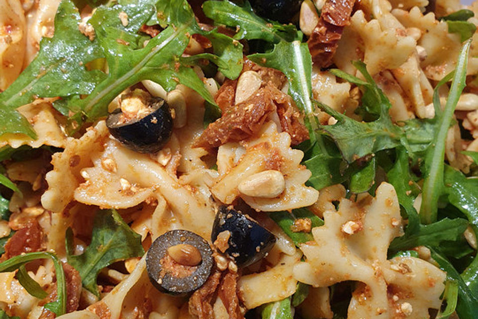 Italienischer Nudelsalat mit getrockneten Tomaten und Schafskäse