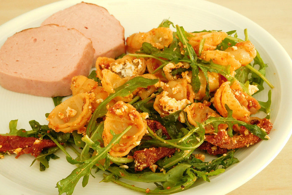 Italienischer Nudelsalat mit getrockneten Tomaten und Schafskäse