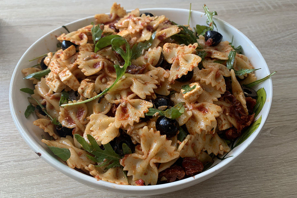 Italienischer Nudelsalat mit getrockneten Tomaten und Schafskäse