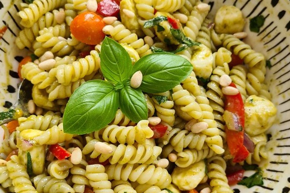 Italienischer Nudelsalat mit getrockneten Tomaten und Schafskäse