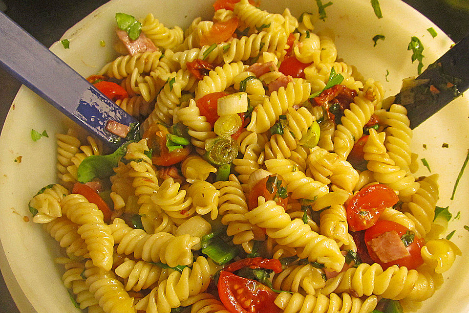 Italienischer Nudelsalat mit getrockneten Tomaten und Schafskäse