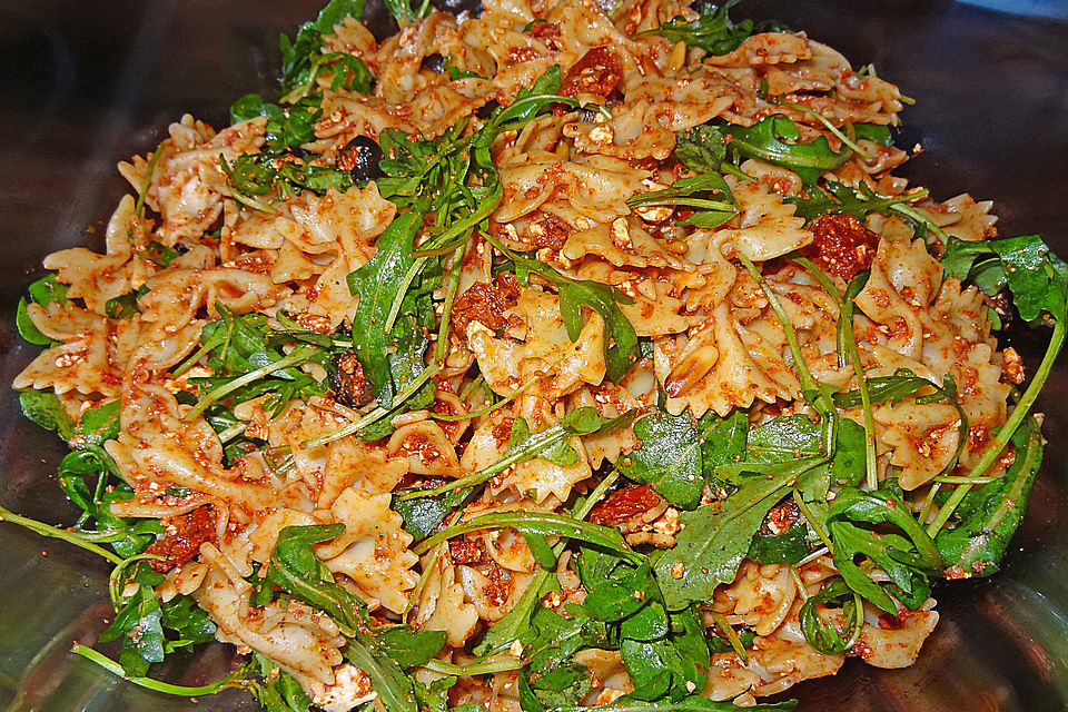 Italienischer Nudelsalat mit getrockneten Tomaten und Schafskäse