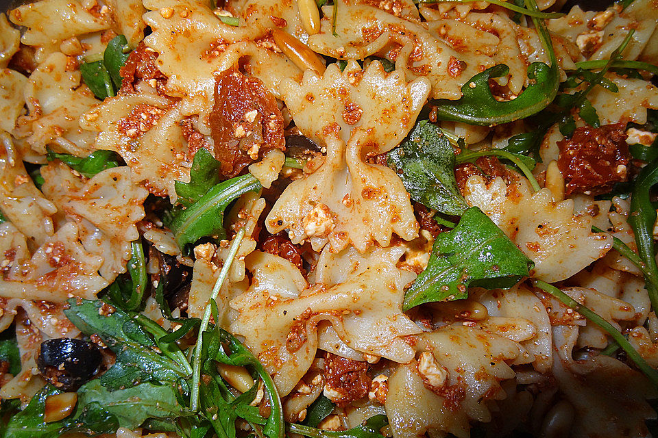 Italienischer Nudelsalat mit getrockneten Tomaten und Schafskäse