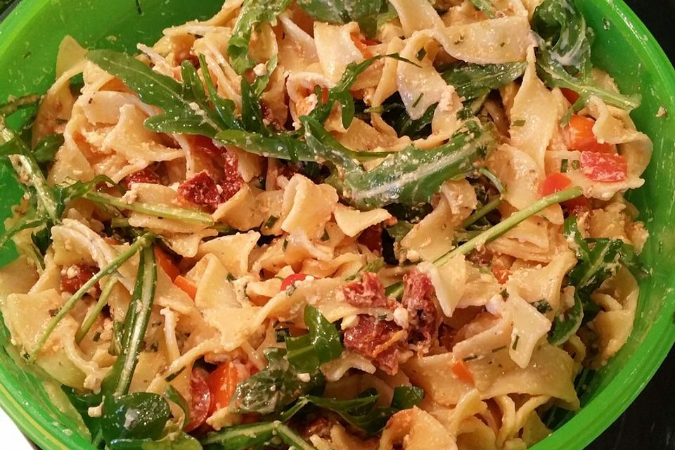 Italienischer Nudelsalat mit getrockneten Tomaten und Schafskäse