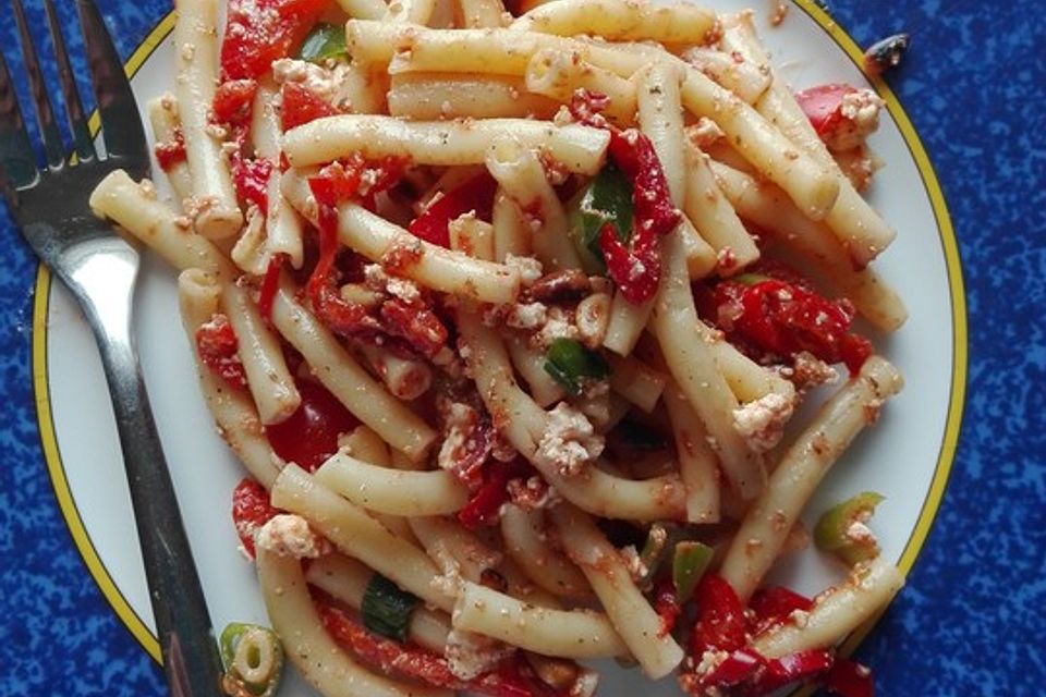 Italienischer Nudelsalat mit getrockneten Tomaten und Schafskäse