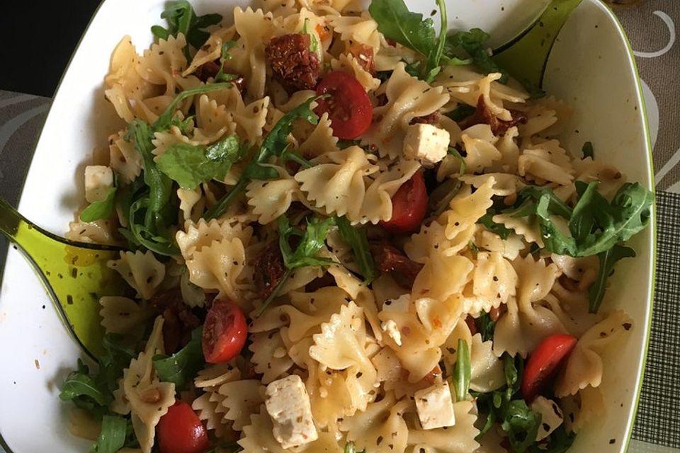 Italienischer Nudelsalat mit getrockneten Tomaten und Schafskäse