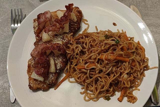Parmesanschnitzel mit Speck und Asianudeln von exbazi| Chefkoch